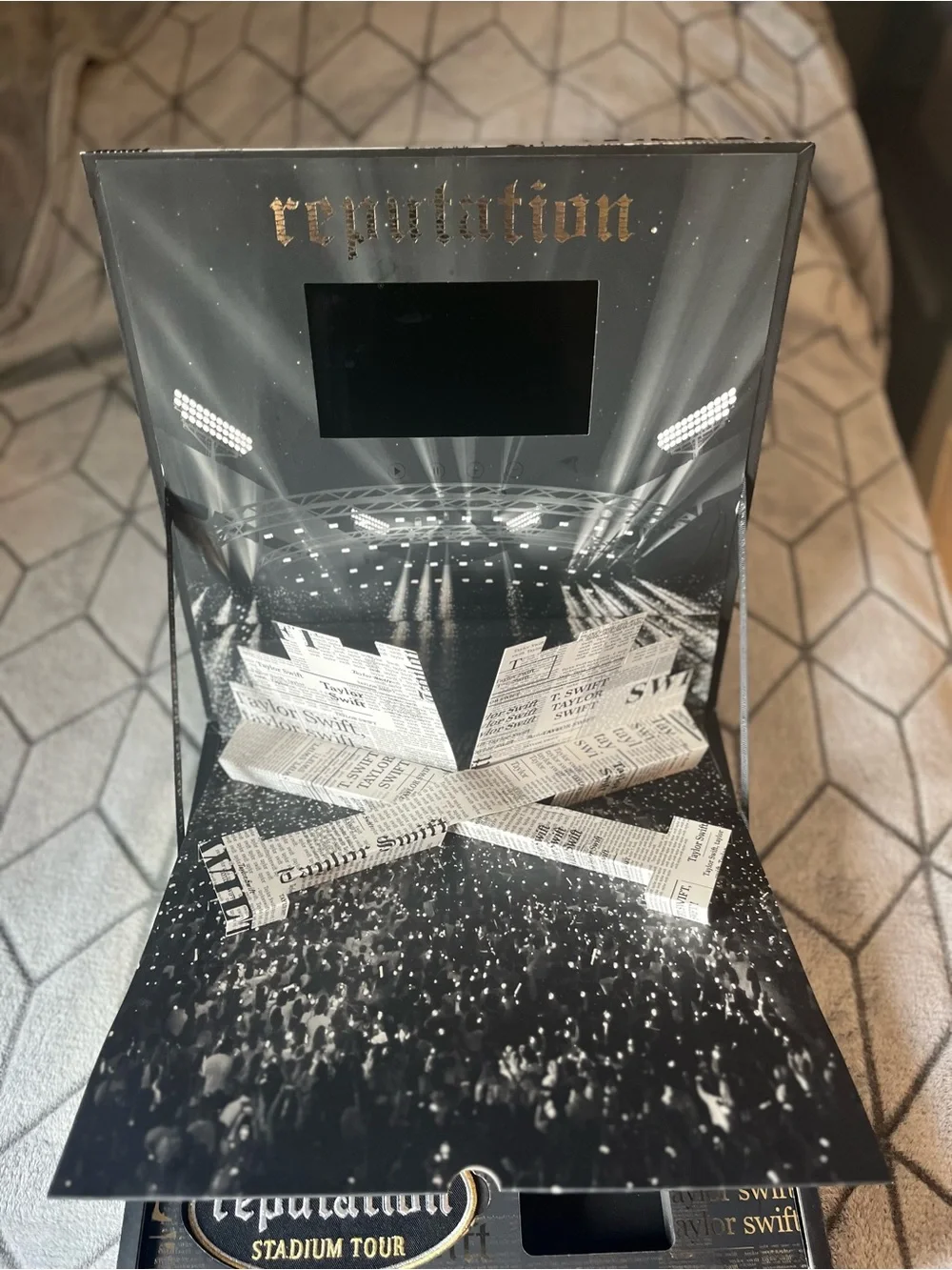 Taylor Swift Reputation VIP Box Patch CD Card Working Screen - Picture 6 of 15